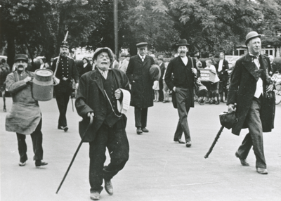 875594 Afbeelding van enkele figuren uit de groep 'Verdwenen Utrechtsche Typen', deelnemers aan de feestelijke optocht, ...